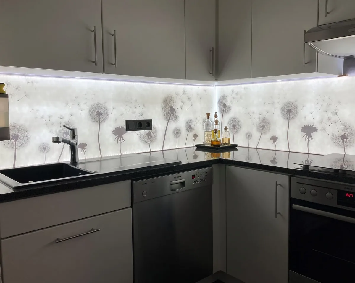 Basic Flächenlicht mit Glasbildfront als Lichtrückwand in der Küche