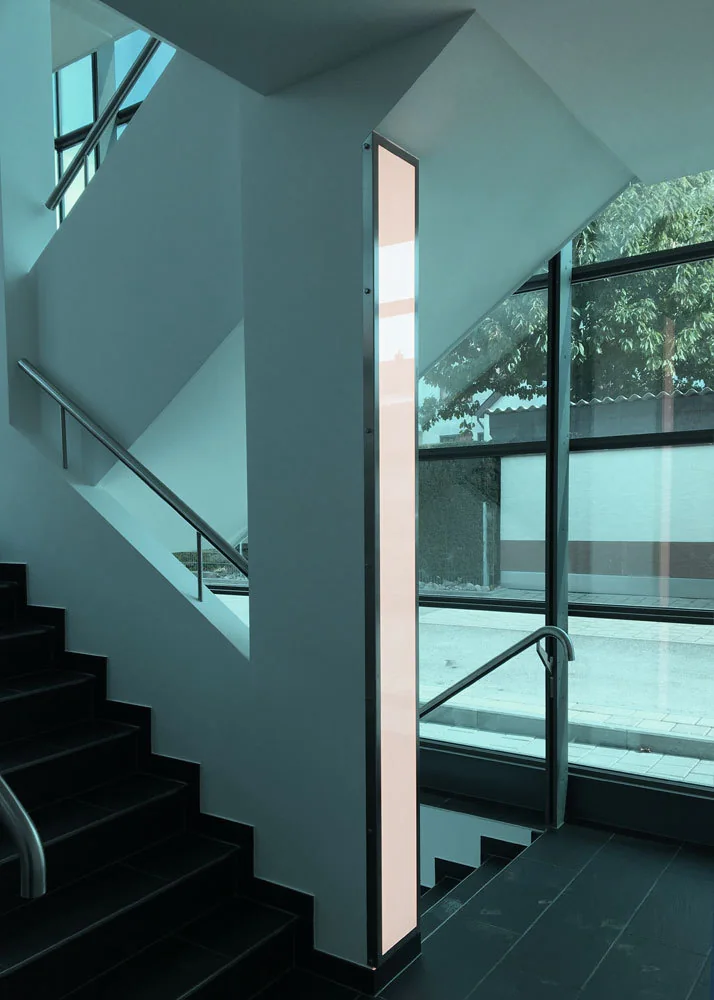 LED-Flächenlicht BASIC-W in einem Treppenhaus