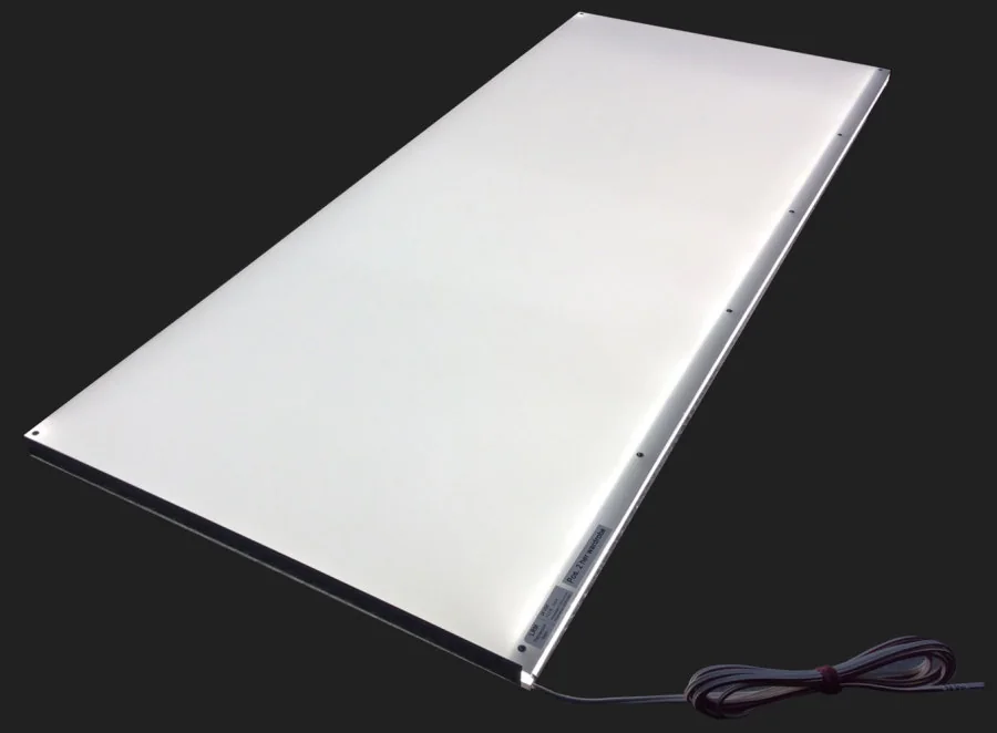 Weißes LED-Flächenlicht Modul auf schwarzem Grund