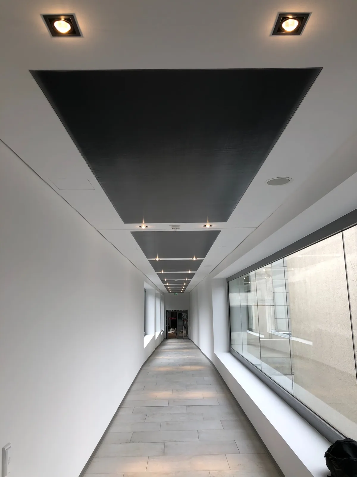 NOC Weiden: Lichtbrücke vom Parkhaus zum Center, schwarze Lichtdeckenfelder mit LED-Punktstrahlern