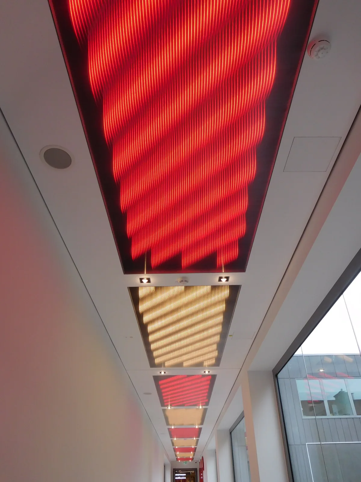 NOC Weiden: Lichtbrücke mit 3D-Lichtdeckenfeldern in dynamischer RGB-W Lichttechnik
