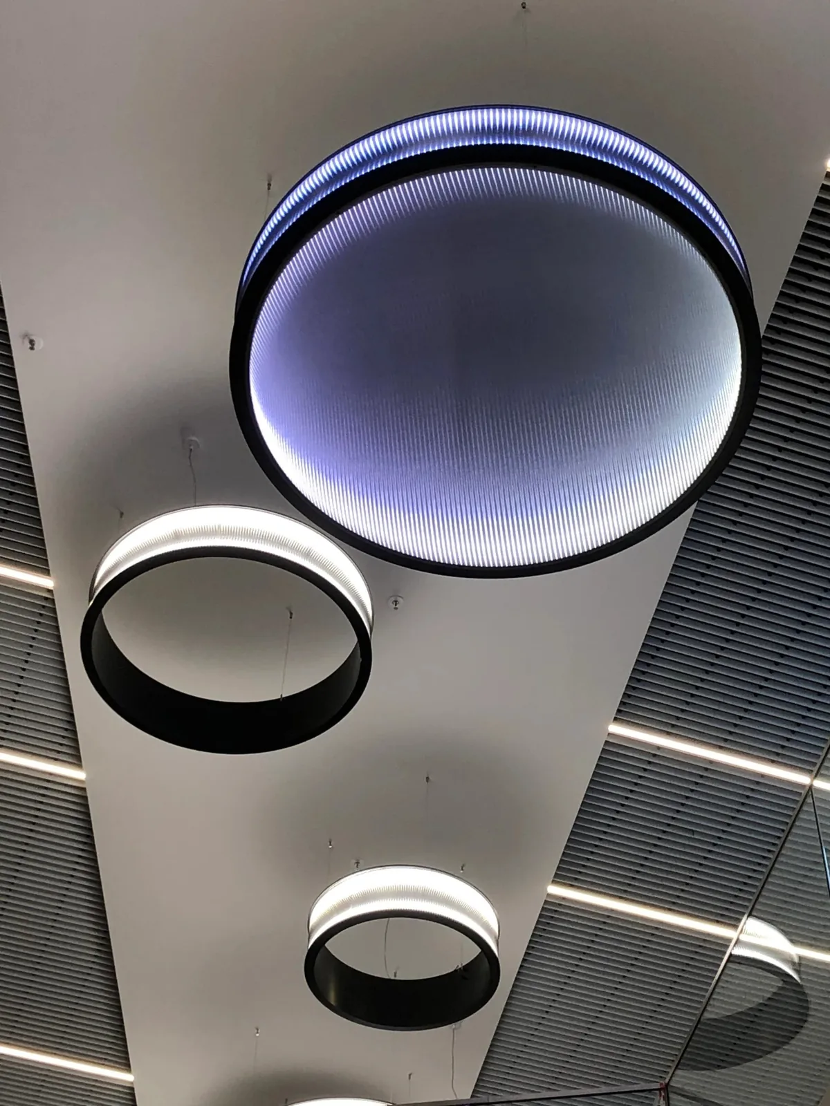 NOC Weiden: 3D-Licht-Pendelleuchten mit RGB-W Farbwechsel